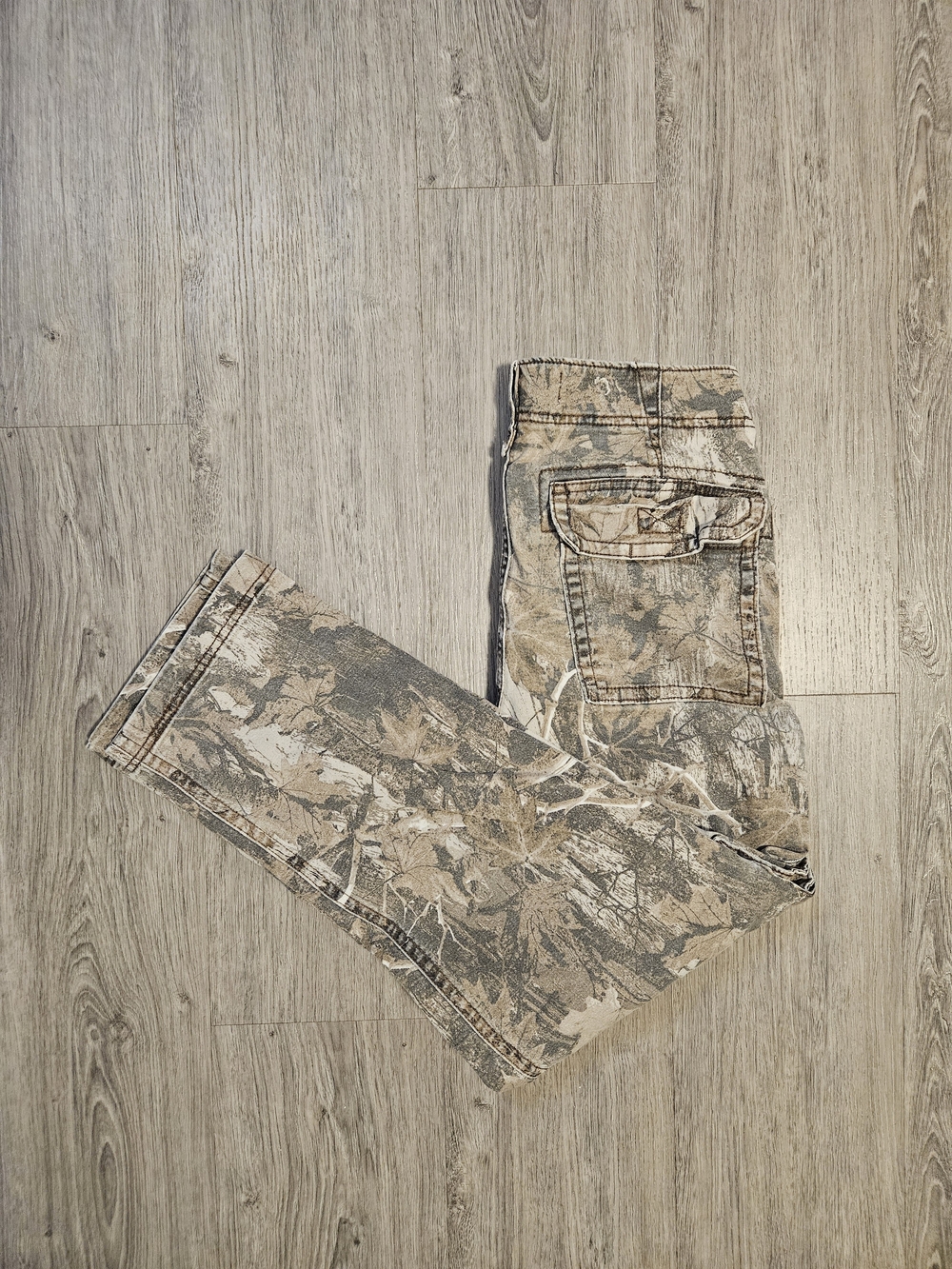 Hollister Men's 28x30 Beige and Gray Camo Cargo Pants